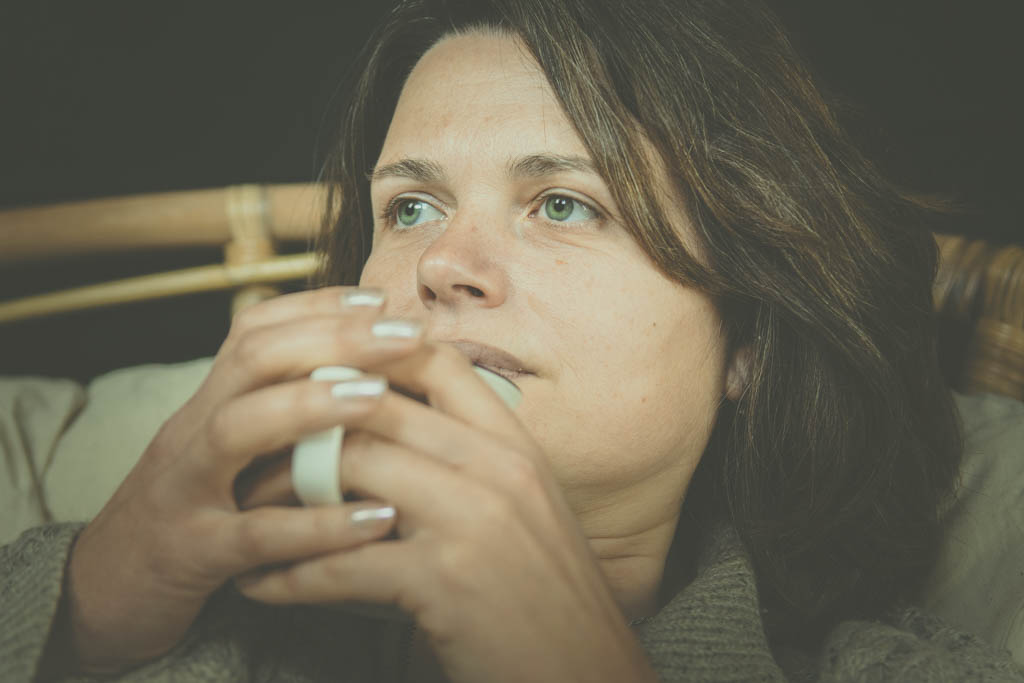 Portrait - Femme brune dans une loveuse dégustant un thé dans une tasse du Crétin des Alpes